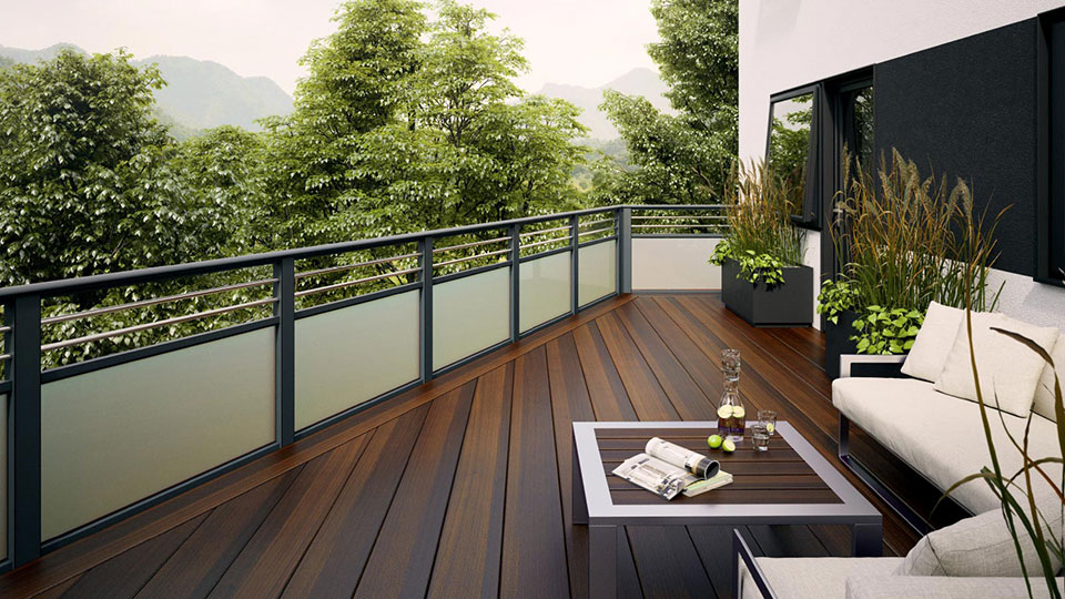 Balkon mit dunklen Holzboden